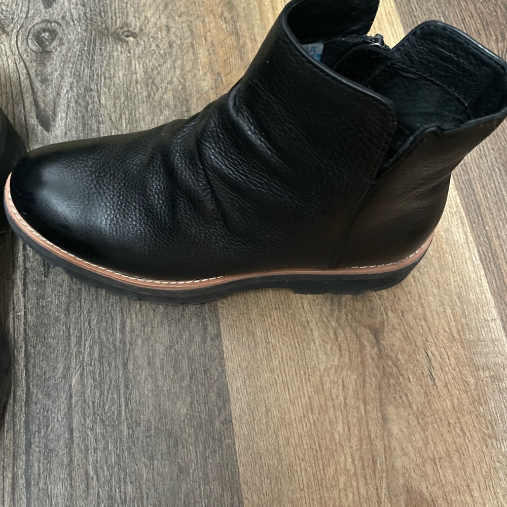Soft Pecola black boots. Size 6.5. Excellent condition. - Picture 5 of 12